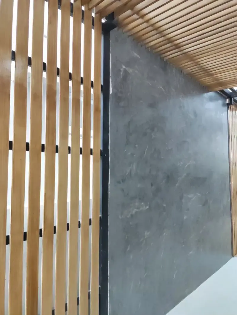 ระแนงบังตาและฝ้าระแนงโทนไม้อ่อน 800 — NexSteel Solutions