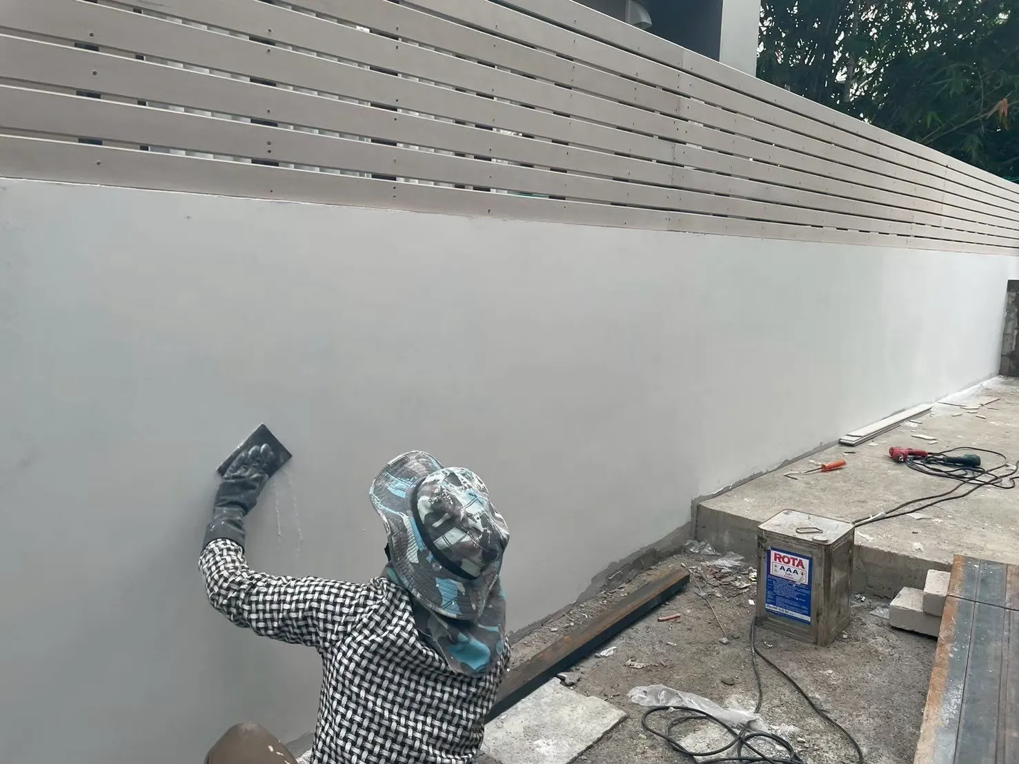 งานฉาบผนังรั้วระหว่างติดตั้งระแนง — NexSteel Solutions