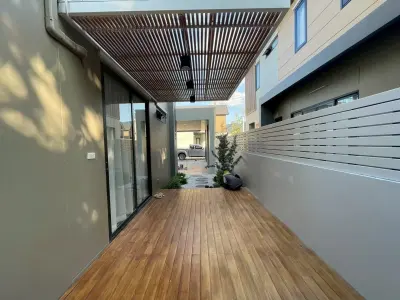 พื้นไม้เทียมระเบียงข้างบ้านพร้อมฝ้าระแนง 400 — Composite / WPC Decking | NexSteel Solutions