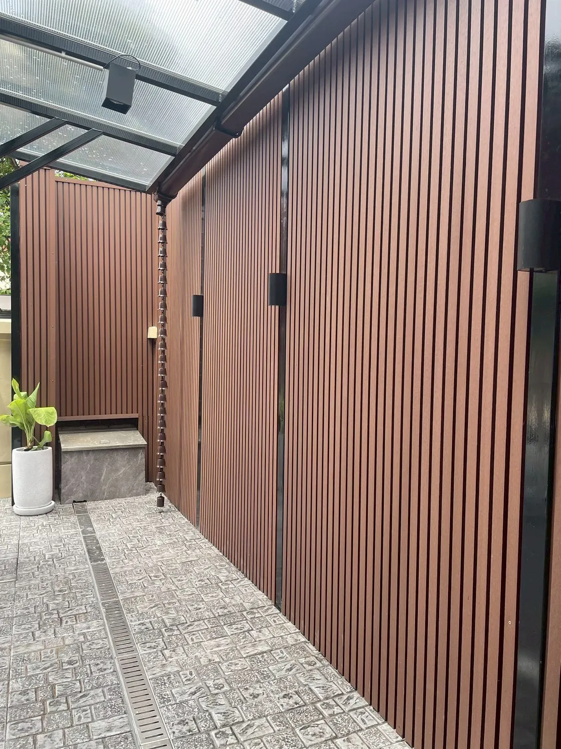 ต่อเติมหลังคาโพลีคาร์บอเนตโครงเหล็กข้างบ้าน — Roof Extensions | NexSteel Solutions