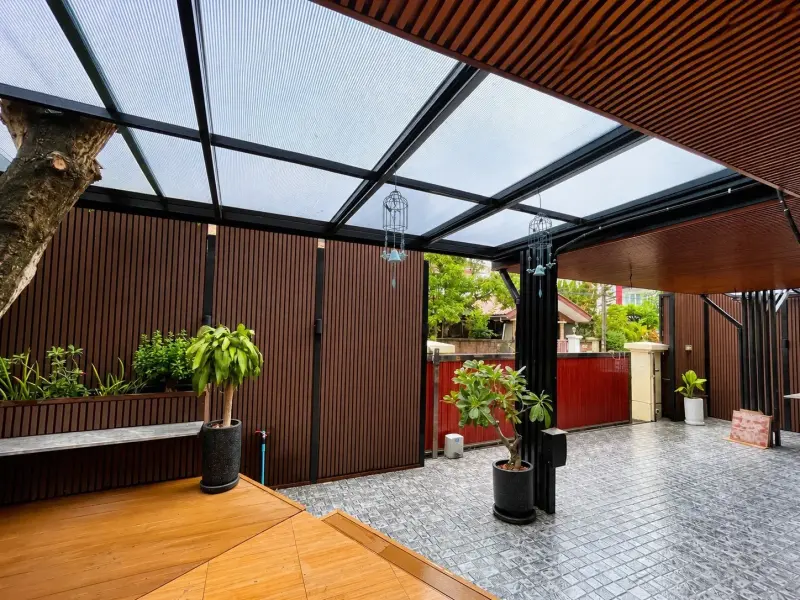ต่อเติมหลังคาโพลีคาร์บอเนตลานหน้าบ้าน 800 — Roof Extensions | NexSteel Solutions
