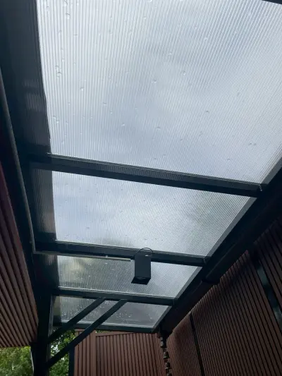 หลังคาโพลีคาร์บอเนตโครงเหล็กดำ 400 — Roof Extensions | NexSteel Solutions