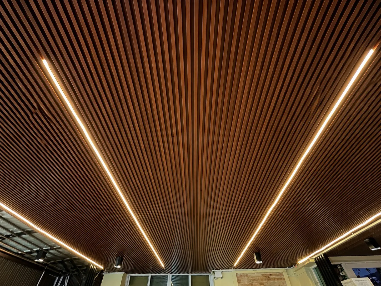 ฝ้าระแนงไม้เทียม wpc พร้อมไฟเส้น — WPC Battens | NexSteel Solutions