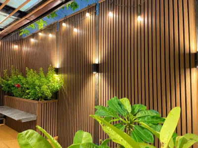 ผนังระแนงไม้เทียมพร้อมไฟตกแต่งสวน 400 — WPC Battens | NexSteel Solutions