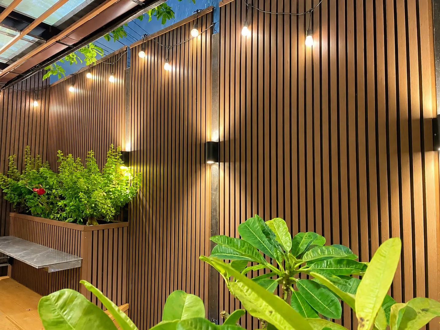 ผนังระแนงไม้เทียมพร้อมไฟตกแต่งสวน — WPC Battens | NexSteel Solutions
