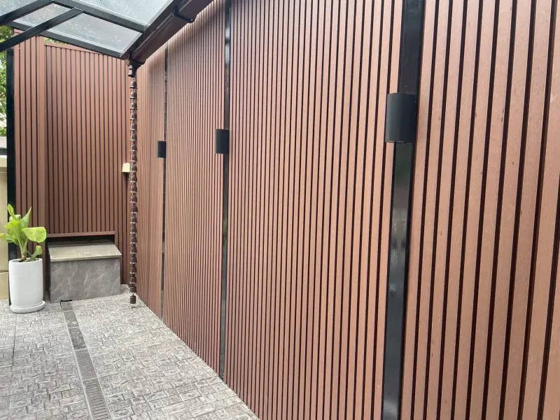 ผนังระแนงไม้เทียมข้างบ้านโทนน้ำตาลแดง 800 — WPC Battens | NexSteel Solutions