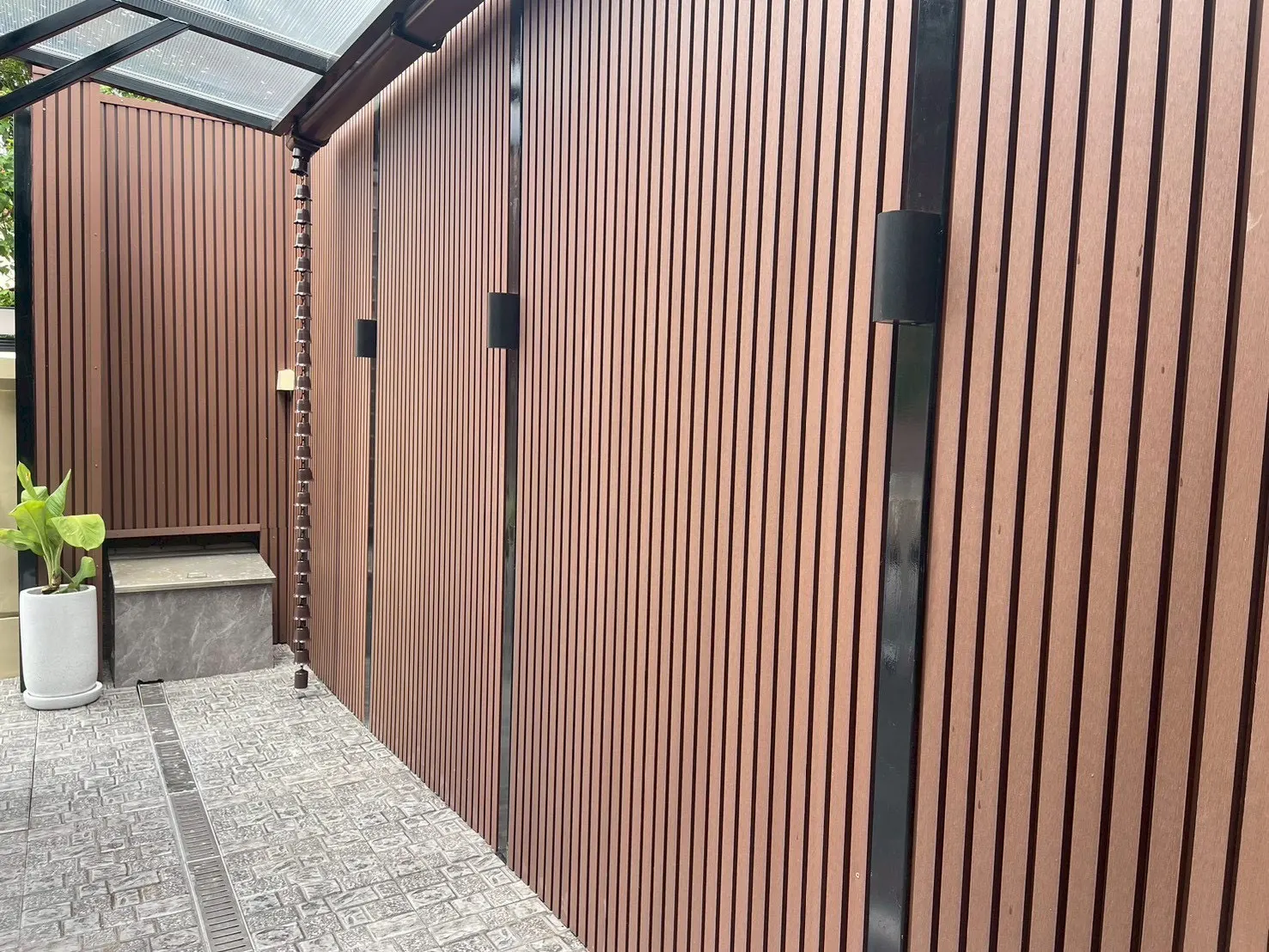 ผนังระแนงไม้เทียมข้างบ้านโทนน้ำตาลแดง — WPC Battens | NexSteel Solutions