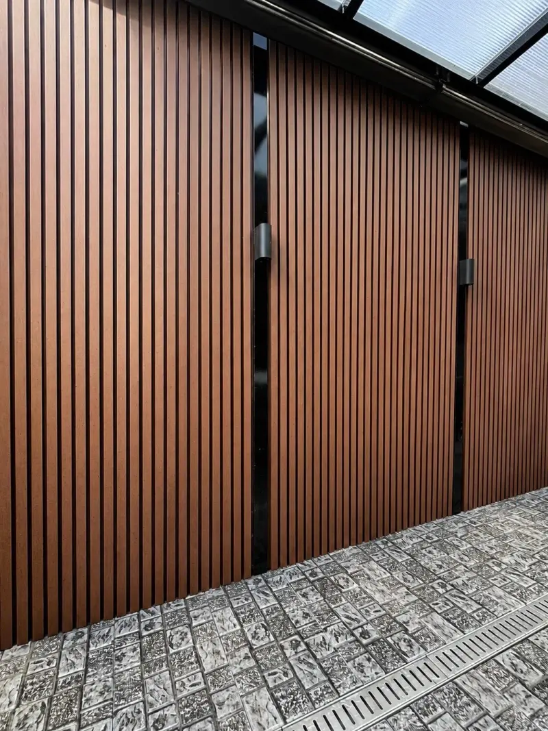 ผนังระแนงไม้เทียมบังตาข้างบ้าน 800 — WPC Battens | NexSteel Solutions